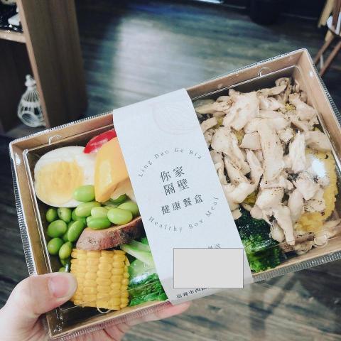 布魯豬視覺設計工作室 - 你家隔壁 | 健康餐盒封條設計
照片提供 @你家隔壁