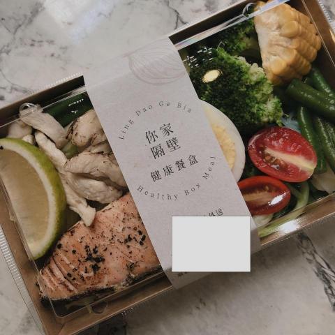 布魯豬視覺設計工作室 - 你家隔壁 | 健康餐盒封條設計
照片提供 @你家隔壁