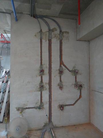 顧崇立 - 牆壁打鑿
電線配置