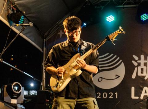 提供吉他換弦台中服務的專家梁博涵