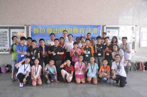 許芝旖 - 擔任數位魔法學園教育計畫志工，帶著孩子用有趣的方式學習新知