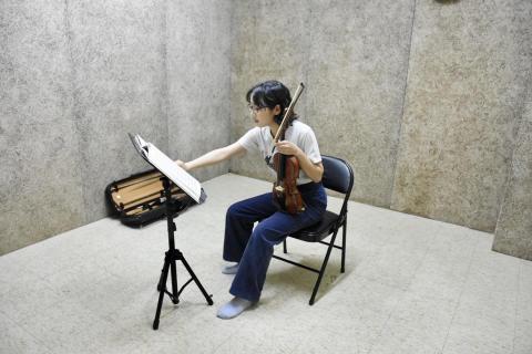 提供編髮夾服務的專家黃澈