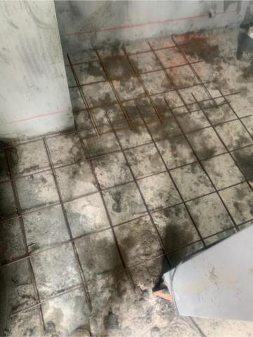 義達土木室內裝修。中部 - 浴室地板加厚前鋪設鐵網 義達土木室內裝修。中部 - 浴室地板加厚前鋪設鐵網