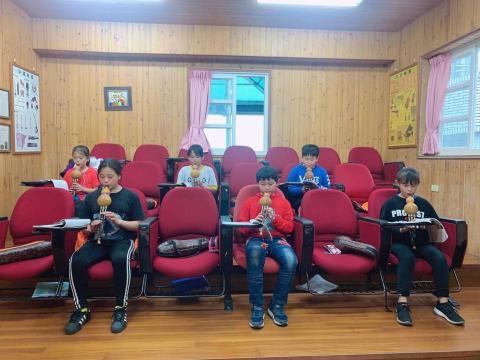 吳喬儀 - 巴崚國小葫蘆絲課教學照片