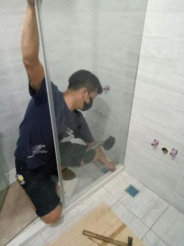 開得室內裝潢工程 - 淋浴拉門安裝
