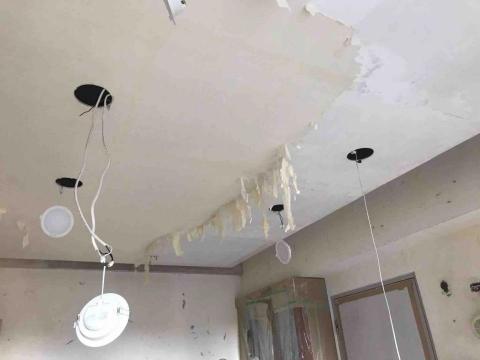 Jun油漆個人工作室 - 施工前
整個客廳貼滿壁紙，就連天花板也是...
光是除壁紙兩個人，刮滿六天，等於一個人三天，
超級難搞不誇張，手刮三天已經快殘廢了。
整間最難搞就是處理刮壁紙，再來其他就簡單修補刷新。
#免費現場估價
#歡迎詢問油漆任何問題
#工作地點：桃園莊二街