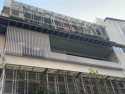 聰銘鐵工有限公司 - 客製化 白鐵窗、白鐵花架、白鐵採光罩（骨架烤漆白色）