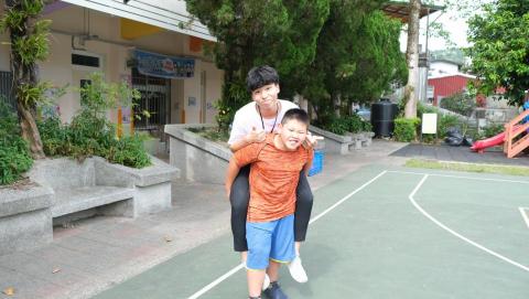 巫縉弘 - 參加大學服務性社團，至偏遠國小給孩童上課。十分具有與孩子間的親和力以及教導的耐心