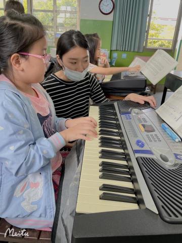 牙牙老師 - 國小鋼琴社團教學，仍堅持保留一對一的陪伴！
