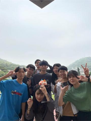 俞至垚 - 和身旁同學相處融洽，親切代表！