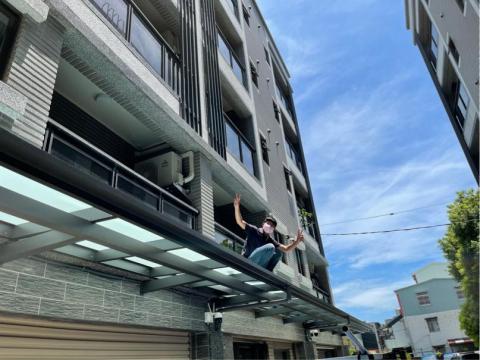 桔安鋁門窗工程行 - 一樓雨披安裝
下端支撐大支鋁料
?