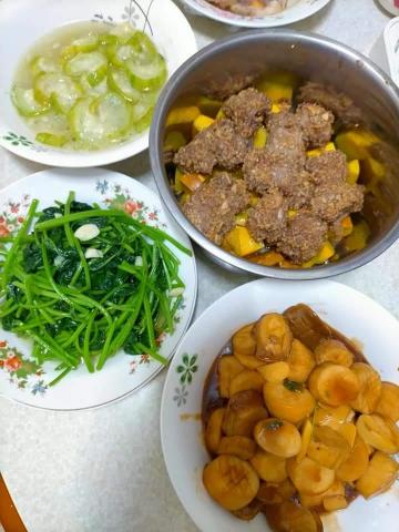 于玉平 - 粉蒸排骨
三杯杏鮑菇
清炒絲瓜
清炒地瓜葉