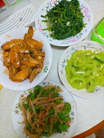 于玉平 - 紅燒二節翅
清炒苦瓜
糯米椒肉絲
地瓜葉