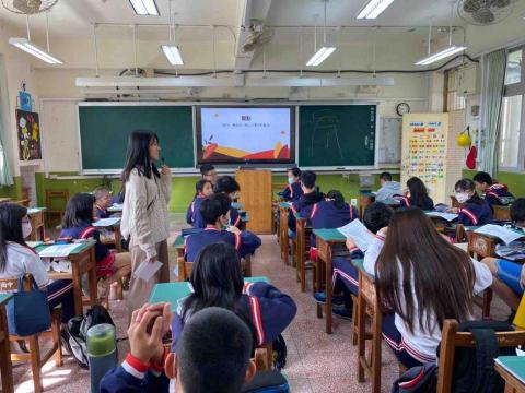 李佩蓉 - 在國中擔任實習老師時的教學照片