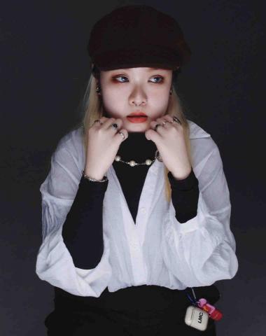 提供翻译u服務的專家鄭中渝