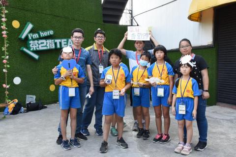 王弘威 - 與小學伴一同參與團康活動