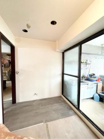 Jun油漆個人工作室 - 施工後
三間房間全室批土乳膠漆，
床頭木皮染色及房間門框門片染色～
兩座舊式櫃體未拆除，
實體還不錯，於是屋主選擇改色，
兩座櫃子噴起來跟烤漆沒兩樣，
只差沒有批土，不過質感真的很棒。