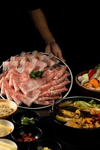 林子修 - 2021/05_美食攝影
火鍋店菜單照拍攝，以暗色調為主凸顯主體。

