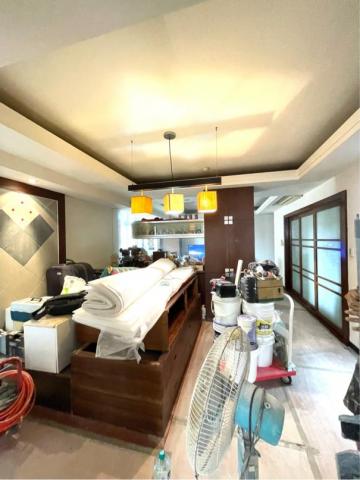 Jun油漆個人工作室 - 施工後
三間房間全室批土乳膠漆，
床頭木皮染色及房間門框門片染色～
兩座舊式櫃體未拆除，
實體還不錯，於是屋主選擇改色，
兩座櫃子噴起來跟烤漆沒兩樣，
只差沒有批土，不過質感真的很棒。