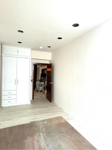 Jun油漆個人工作室 - 施工後
三間房間全室批土乳膠漆，
床頭木皮染色及房間門框門片染色～
兩座舊式櫃體未拆除，
實體還不錯，於是屋主選擇改色，
兩座櫃子噴起來跟烤漆沒兩樣，
只差沒有批土，不過質感真的很棒。