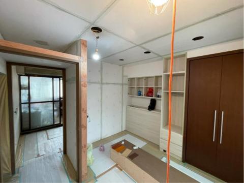 Jun油漆個人工作室 - 施工前
三間房間全室批土乳膠漆，
床頭木皮染色及房間門框門片染色～
兩座舊式櫃體未拆除，
實體還不錯，於是屋主選擇改色，
兩座櫃子噴起來跟烤漆沒兩樣，
只差沒有批土，不過質感真的很棒。