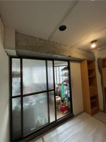 Jun油漆個人工作室 - 施工前
三間房間全室批土乳膠漆，
床頭木皮染色及房間門框門片染色～
兩座舊式櫃體未拆除，
實體還不錯，於是屋主選擇改色，
兩座櫃子噴起來跟烤漆沒兩樣，
只差沒有批土，不過質感真的很棒。