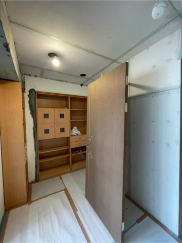 Jun油漆個人工作室 - 施工前
三間房間全室批土乳膠漆，
床頭木皮染色及房間門框門片染色～
兩座舊式櫃體未拆除，
實體還不錯，於是屋主選擇改色，
兩座櫃子噴起來跟烤漆沒兩樣，
只差沒有批土，不過質感真的很棒。