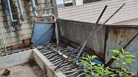 雨汎水電工程社 - 服務案例 - 
此次施工大樓
水錶連接鐵的幹管
常年日曬雨淋
早已鏽蝕不堪使用
之前也發生因為幹管鏽蝕
爆水管之情形
請人緊急處置維修
要花費更多錢才能處理

為避免再有爆水管發生之情事
我們立即為此大樓更換水錶所有幹管管線