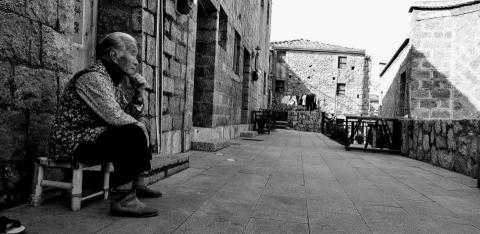 Ed - 在馬祖北竿旅行時，看到路邊的阿婆，便拍下此意象照