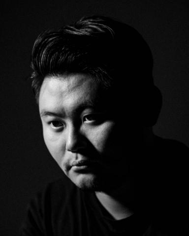 創視紀藝術影像 - Less is more，簡單的黑背景與光源，就能營造性格十足的個人照。