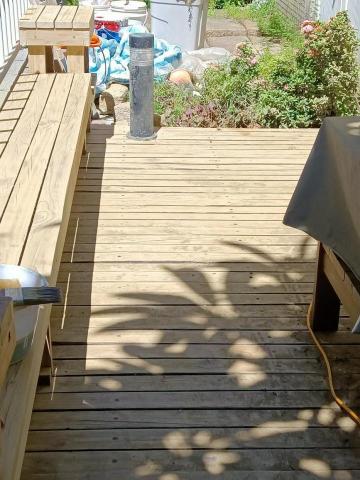 三合順防水油漆塗裝裝修工程 - 室外木材松木地板翻修（原有表面漆磨除）
