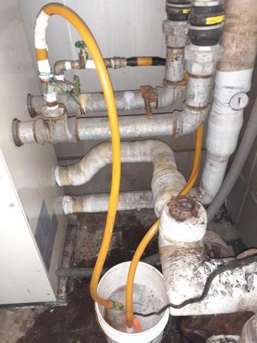 億誠空調裝修エ程行 - 冰水主機藥水側洗 億誠空調裝修エ程行 - 冰水主機藥水側洗