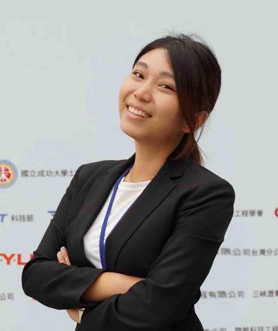 潘怡蓁 - 我擁有五年家教經驗，並成功通過日本語能力檢定N1級別，對日語教學充滿熱情！

多次赴日交流，曾在擔任工程師期間，與日本市場建立密切的合作關係，深入了解日本文化與語言。

我有許多來自日本的朋友，能夠為您提供實用的學習方法，並分享如何輕鬆結交日本朋友的秘訣：）

如果您也想掌握流利日語，了解日本文化，讓我們一起開始這段充實的學習旅程吧！