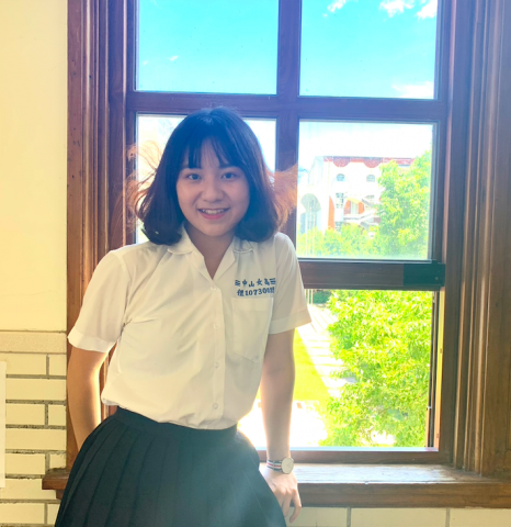 提供睫毛夾用法服務的專家劉苡柔