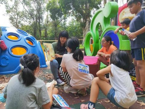 曾玟綺 - 服務對象：瑞原國小三到六年級
活動內容：說故事