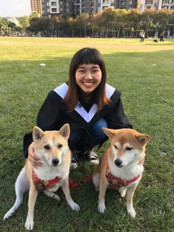 凱西 - 在公園散步，小狗願意親近我跟我拍照:)，也曾經照顧過紅貴賓，歡迎放心讓我帶您的寵物去散步~