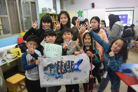 曾玟綺 - 服務對象：康樂國小二年級
教學內容：海廢藝術品(利用淨灘撿到的垃圾，拼貼成一幅畫)