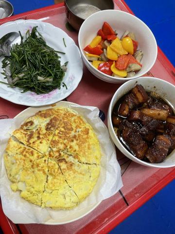 凱西 - 日常煮飯
炒水蓮
燉五花肉
馬鈴薯烘蛋
清炒甜椒杏胞菇