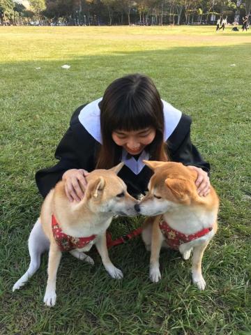 凱西 - 在公園散步，小狗願意親近我跟我拍照:)，也曾經照顧過紅貴賓，歡迎放心讓我帶您的寵物去散步~