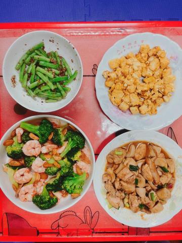 凱西 - 日常煮飯
花椰蒜片奶油蝦
金鯊豆腐
三杯雞杏胞菇
堅果四季豆