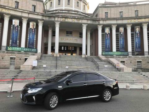 鍾際華 - Camry 2.5油電混合車，車內寬敞適合商務用車或機場接送，長途搭乘舒適