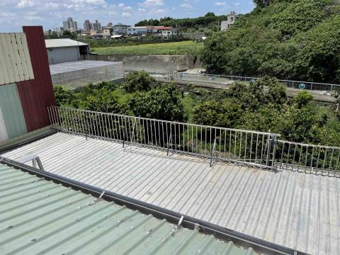 偉新企業 - 屋頂更換部分白鐵欄杆