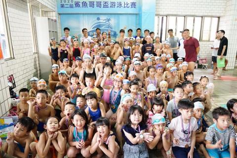 台南游泳教練鯊魚哥哥游泳教室 - 第二屆鯊魚哥哥盃游泳比賽，鯊魚哥哥希望把游泳這項運動推廣出去，讓更多小朋友一生中有寶貴的比賽經驗!