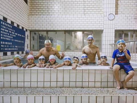 台南游泳教練鯊魚哥哥游泳教室 - 台南游泳教練-鯊魚哥哥游泳教室，這天室外溫度僅有14度 ! 澆不熄孩子們游泳的熱情，出席率100%