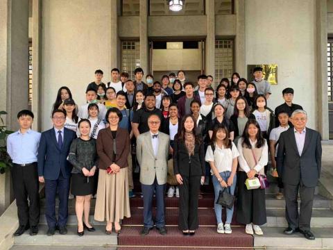 黃耀萱 - 因就讀外交學程，都回到外交部上課以及交流