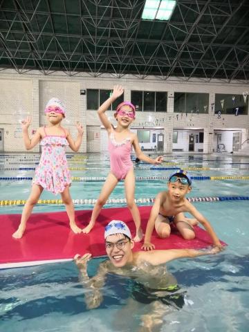 台南游泳教練鯊魚哥哥游泳教室 - 台南游泳教練-鯊魚哥哥游泳教室，原本退卻、畏縮的孩子，藉由玩遊戲的方式，長出勇氣，願意克服內心的障礙，享受學習新事物的樂趣!