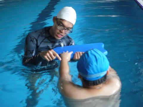 台南游泳教練鯊魚哥哥游泳教室 - 台南游泳教練-鯊魚哥哥游泳教室，一對一專業指導。