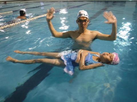 台南游泳教練鯊魚哥哥游泳教室 - 台南游泳教練-鯊魚哥哥游泳教室，原來仰漂這麼容易，第一次學就會飄了。