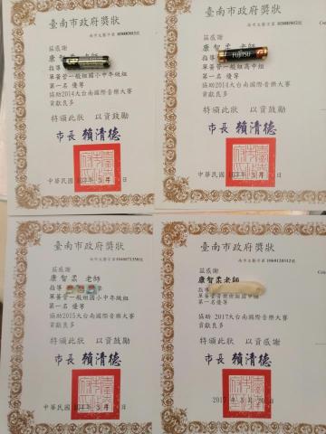 康智柔 - 比賽除了可以檢視自己的程度，挑戰自我，也可以藉由比賽欣賞觀摩同年齡層的程度喔：）