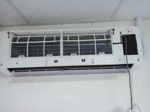 泰辛水電 - 分離式冷氣室內機拆洗中